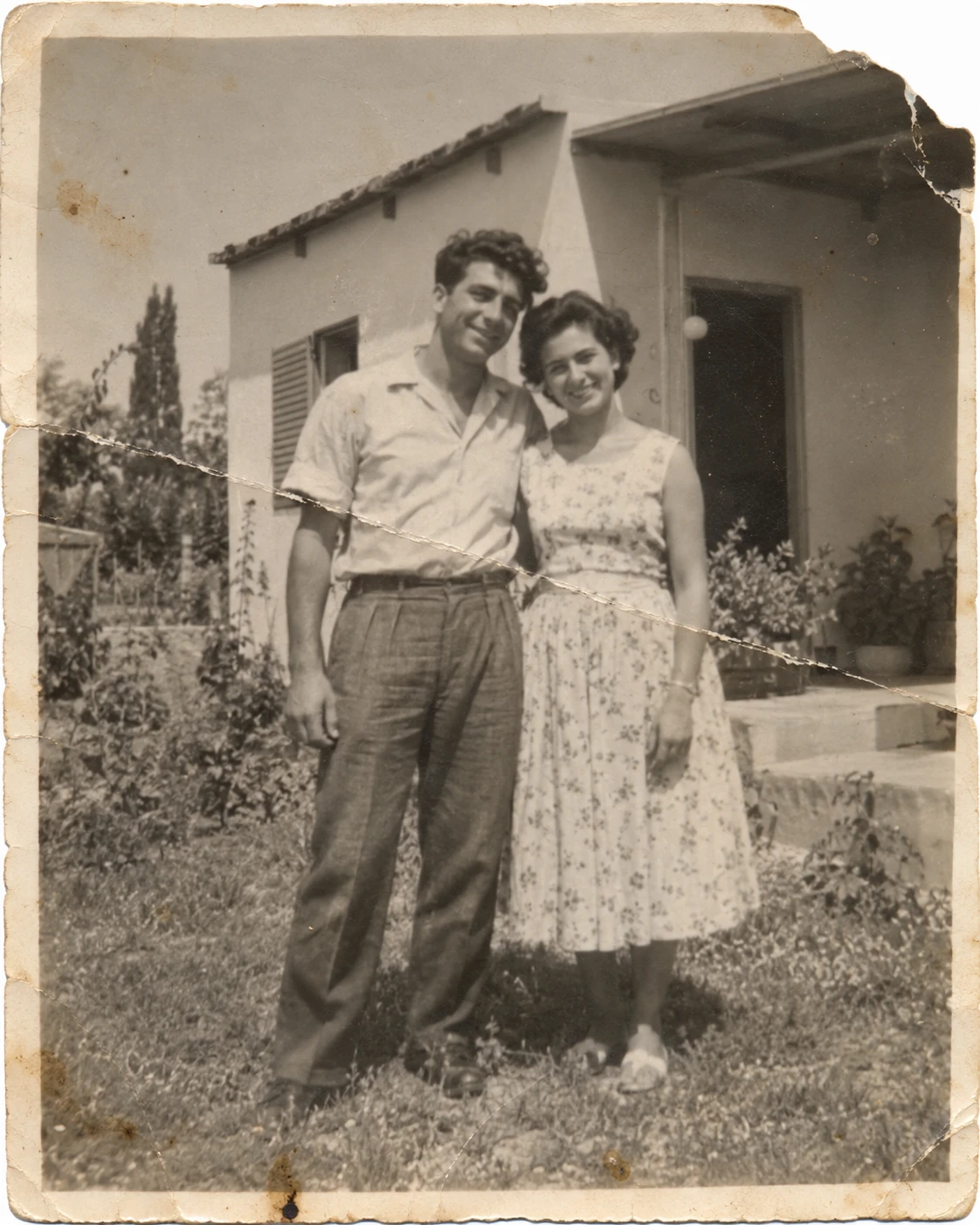 התמונה הישנה: קרועה, מקופלת ודהויה